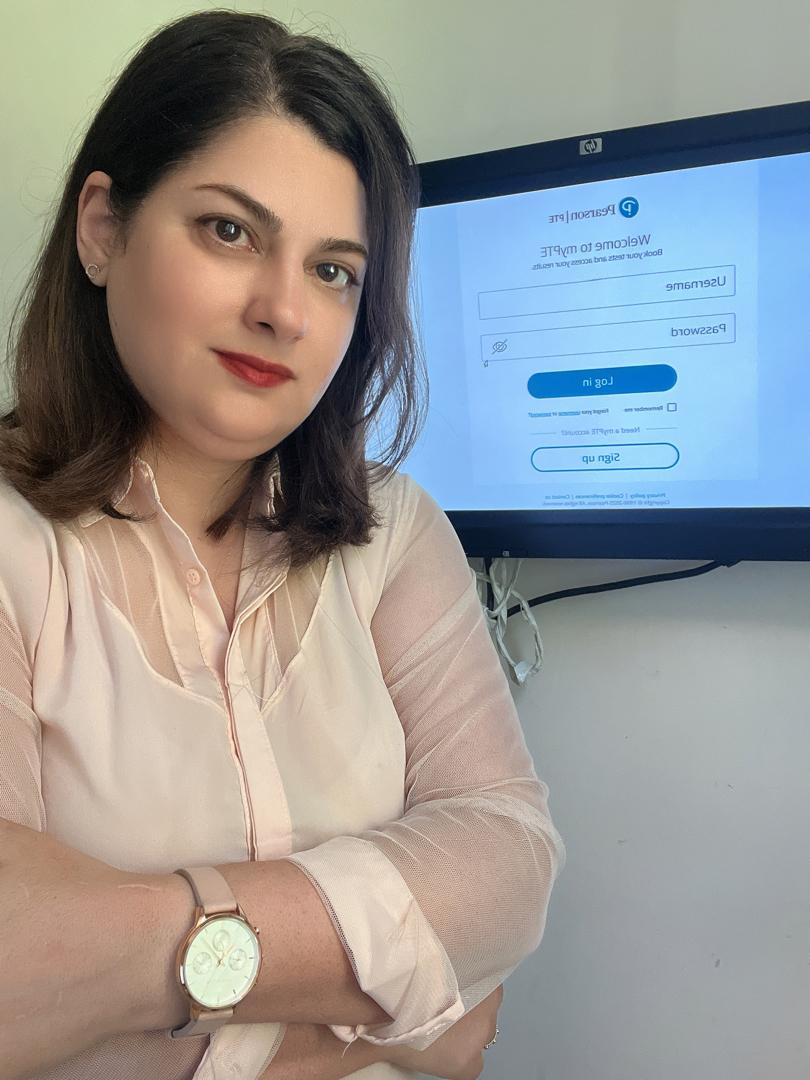 رزیتا مجیدی مدیر مپتا ایمیگریشن در دفتر